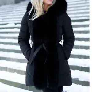 Säljer denna jackan från Femenina of sweden, använd i nästan en månad. Är i mycket bra skick Nypris 4799 Mitt pris 1800kr, kan gå ner vid snabbaffär