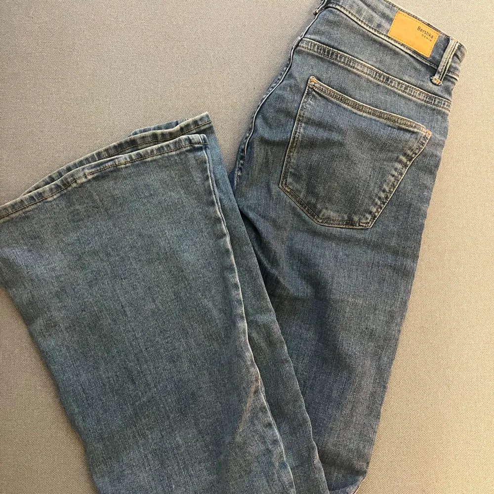 Intressekoll på mina jättesnygga lågmidjade bootcut jeans från Bershka. Sparsamt använda men finns inga defekter. Storlek 36 och passar mig som är 172 perfekt i längden.. Jeans & Byxor.
