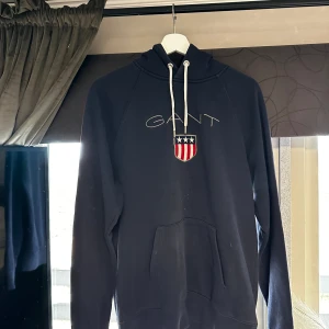 Gant hoodie  - Gant hoodie i storlek large!  Använd ett fåtal gånger!