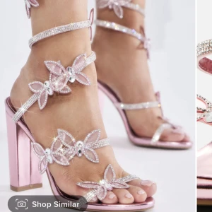 Klackar med fjärilar  - Säljer dessa oanvända klackskorna eftersom dom ej passar mig storlek 7/37