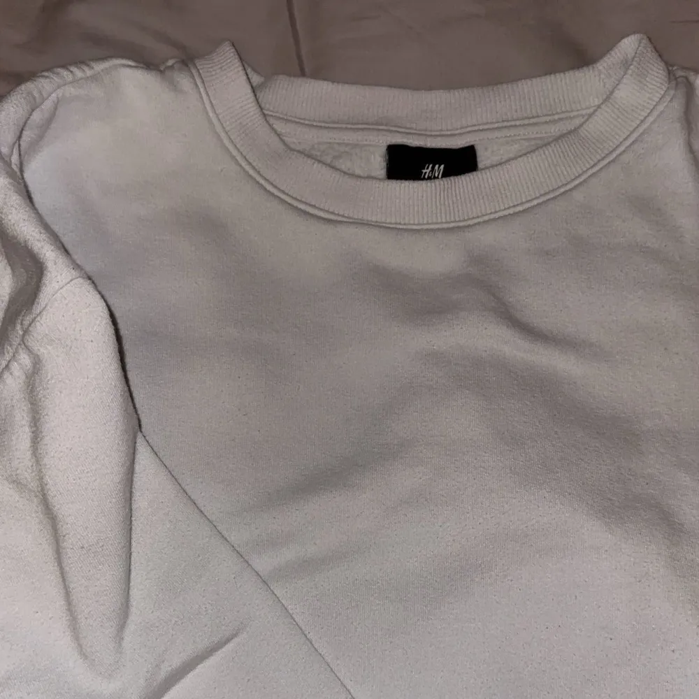 Säljer nu denna H&M sweatshirten. Bra skick och den är i ett skönt material. Storleken är Medium.  Fler frågor och bilder i DM.. Tröjor & Koftor.