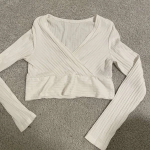 Vit croppad långärmad tröja - Från Shein i storlek M. Användes ej längre.
