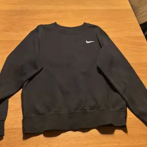Säljer denna fina Nike sweatshirt i storlek S då den inte passar längre💗