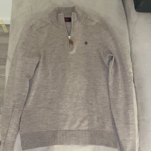 Morris halv zip  - Tjena🙌🏽 Säljer min halv zip i merinoull från Morris. Tröjan är använda fåtal gånger, så den är i nyskick. Storleken är M. Nypris 1799.  Hör av er vid fler frågor. Priset går att diskutera🙌🏽