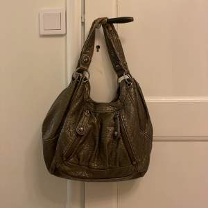 Säljer denna superfina stora handväska i färgen brun/guld!💗
