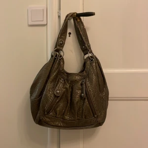 Handväska - Säljer denna superfina stora handväska i färgen brun/guld!💗