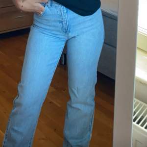 Jeans från Abrand jeans. Storlek 25 AU7. Är 162 cm, se på bild hur de sitter. Inga skador eller defekter!