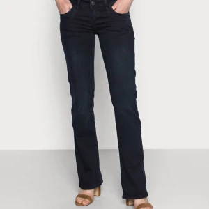 Ltb jeans  - Jeans från ltb som inte används längre pågrund av att det är för korta på mig.  Dem är super snygga och lowwaist!😍 De är lite sprättiga längst ner på benen men det inget som syns så mycket. 