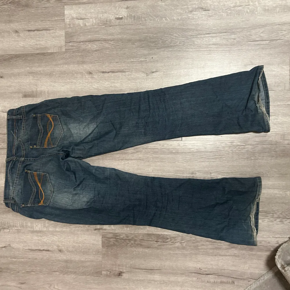 Bootcut jeans i blå . Jeans & Byxor.