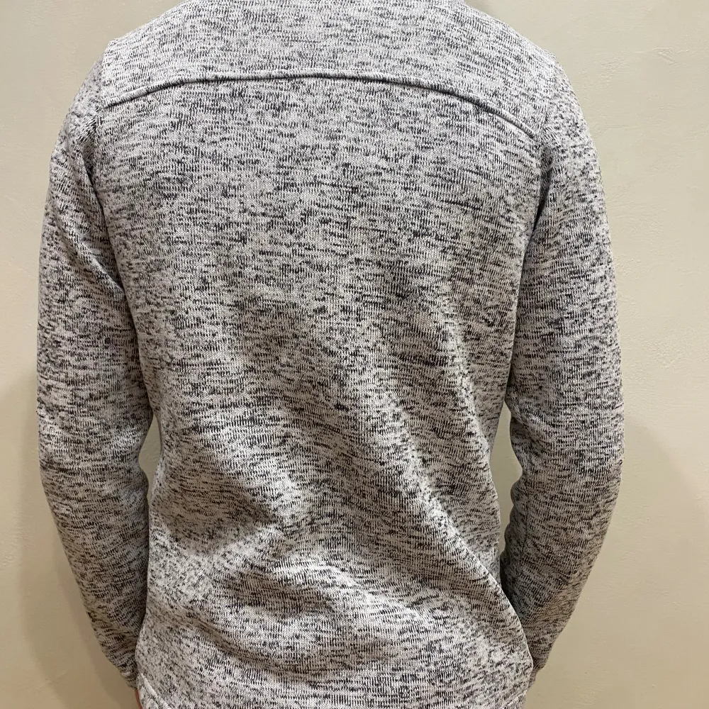 Fleece tröja On The Peak  Modell: 184cm & väger 84kg  Skick: som ny  Färg: grå  . Jackor.
