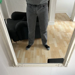 Ck Jeans straight fit - Skick 9/10 Fräscha Straightfit jeans från Calvin Clein.  Köpta begagnade och då helt oanvända för 750kr. Har endast använt dom 1 gång då dom helt enkelt var för stora för mig…   