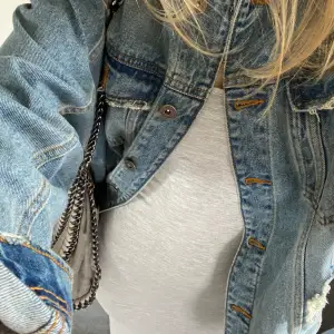 Oversized jeansjacka från Zara💓  Jackan är väl använd men har inga tydliga defekter