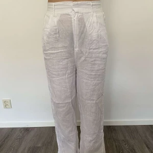 Linnebyxor - Linnebyxor ifrån Gina tricot. De är högmidjade och använda ett få tal gånger