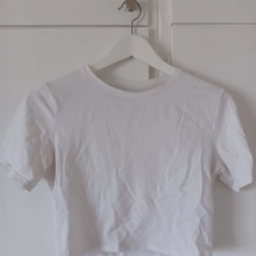 En väldigt skön vit croppad t-shirt köpt för 50 kronor o säljer för 30 för den har endast använts vid 2 tillfällen🎀 Inga defekter🌷. T-shirts.