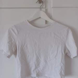 En väldigt skön vit croppad t-shirt köpt för 50 kronor o säljer för 30 för den har endast använts vid 2 tillfällen🎀 Inga defekter🌷