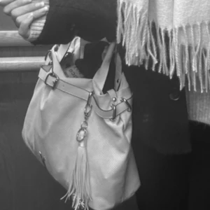 Hand väska  - Super fin handväska ifrån SURI FREY som köptes för 850 därför säljer jag för 150 då den har tecken på användning men den ser fortfarande bra ut💕 hänget går att ta av men ville ta bild med väskan hel (följer med ett extra band åt väskan)💕