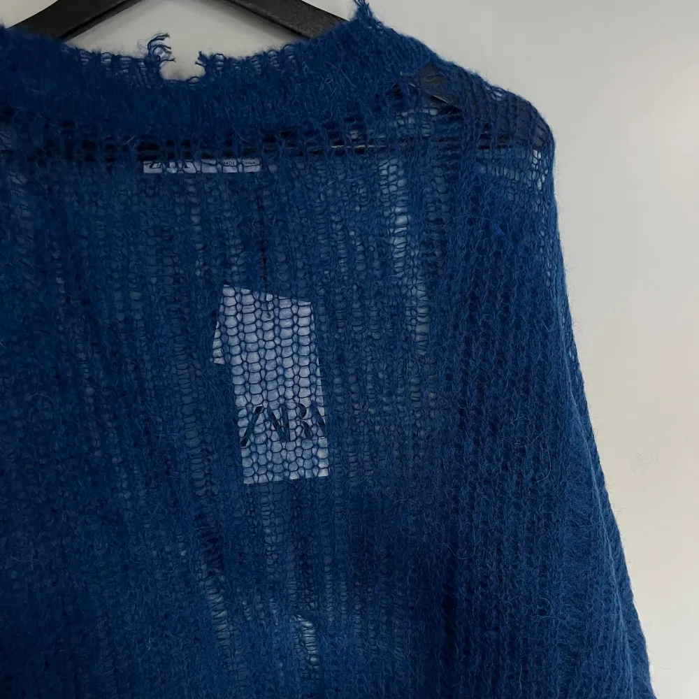 Säljer denna skitsnygga tröjan från Zara. Aldrig använd med prislapp kvar. En present som ej hann lämnas tillbaka! Passar XS-M beroende på passform (lite oversized). Alpaca/wool blend. . Hoodies.