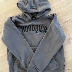Grå Hoodrich Certify Hoodie Junior. - Endast använd några fåtal gånger, fint skick. Storlek L, 12-13 år. Säljs för 300, köparen betalar frakt.