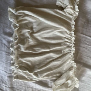 Gullig topp  - Gullig topp från bikbok. Perfekt till skolavslutning 