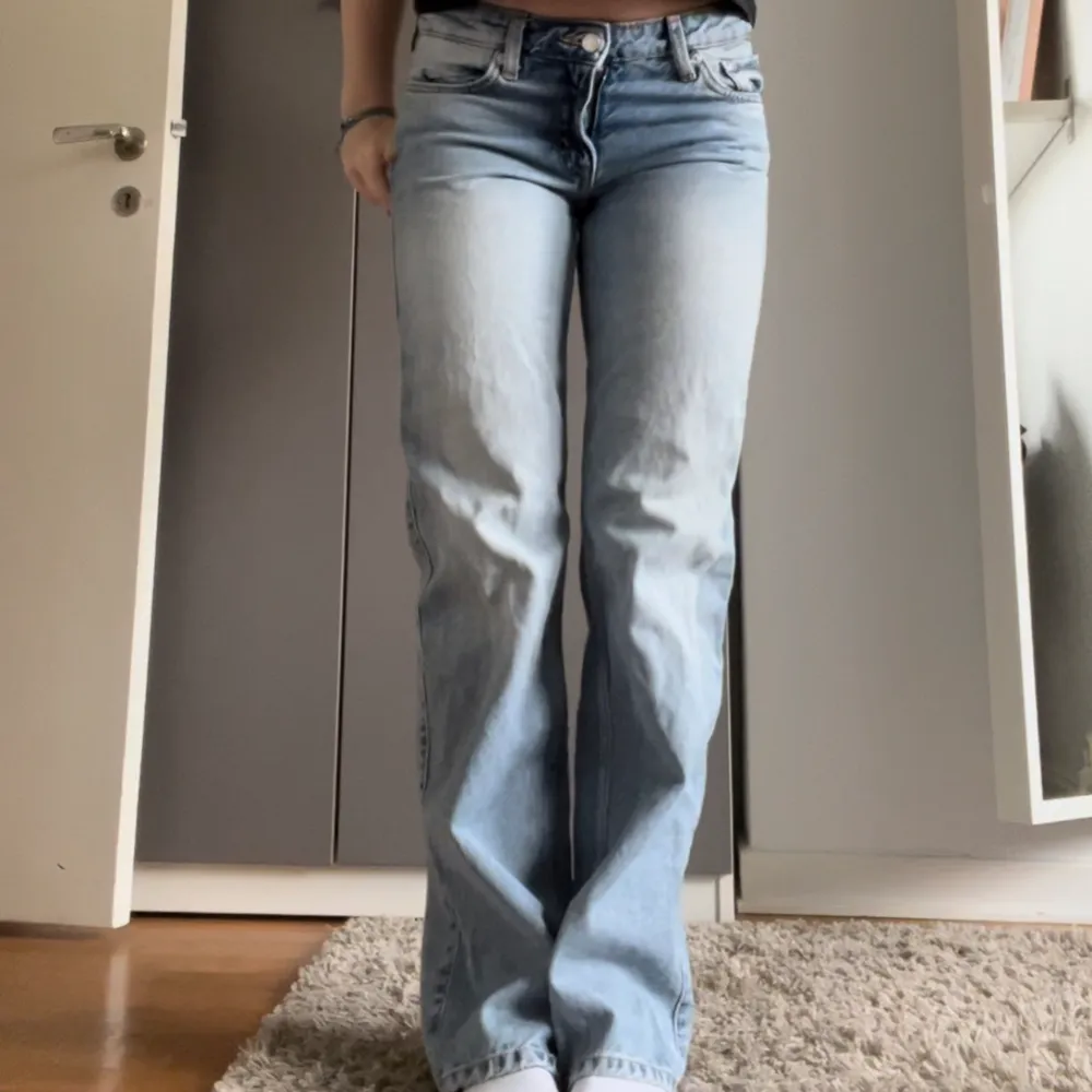 Ett par raka lågmidjade jeans i jättefint skick. Midjemått tvärs över 37 cm. Innerbenslängd: 80 cm💗. Jeans & Byxor.
