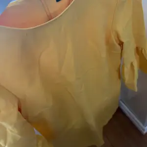 Gul klänning från zara, mer gul i verkligheten än på bild 🫶🏼