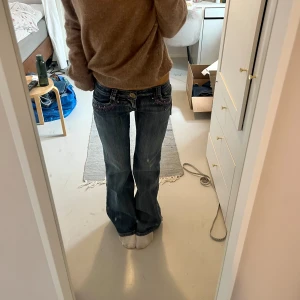 Lågmidjade bootcut jeans  - Lågmidjade bootcut jeans som är helt nya. Midjemått 34cm, innerbenslängd 78 cm. Köp via köp nu❤️‍🔥