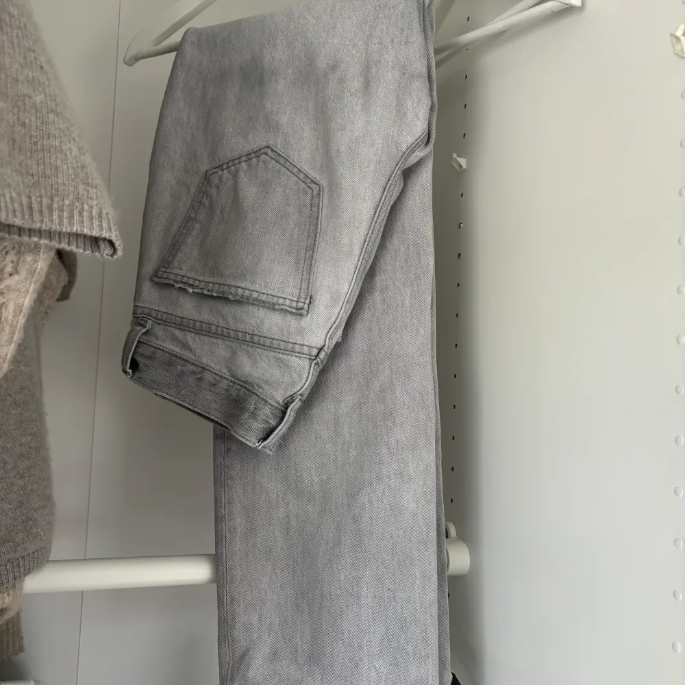 Säljer ett par supersnygga ljusgrå jeans från Gina tricot i storlek 32. Inga defekter & sparsamt använda🫶🏽 Köparen står själv för eventuell fraktkostnad! . Jeans & Byxor.