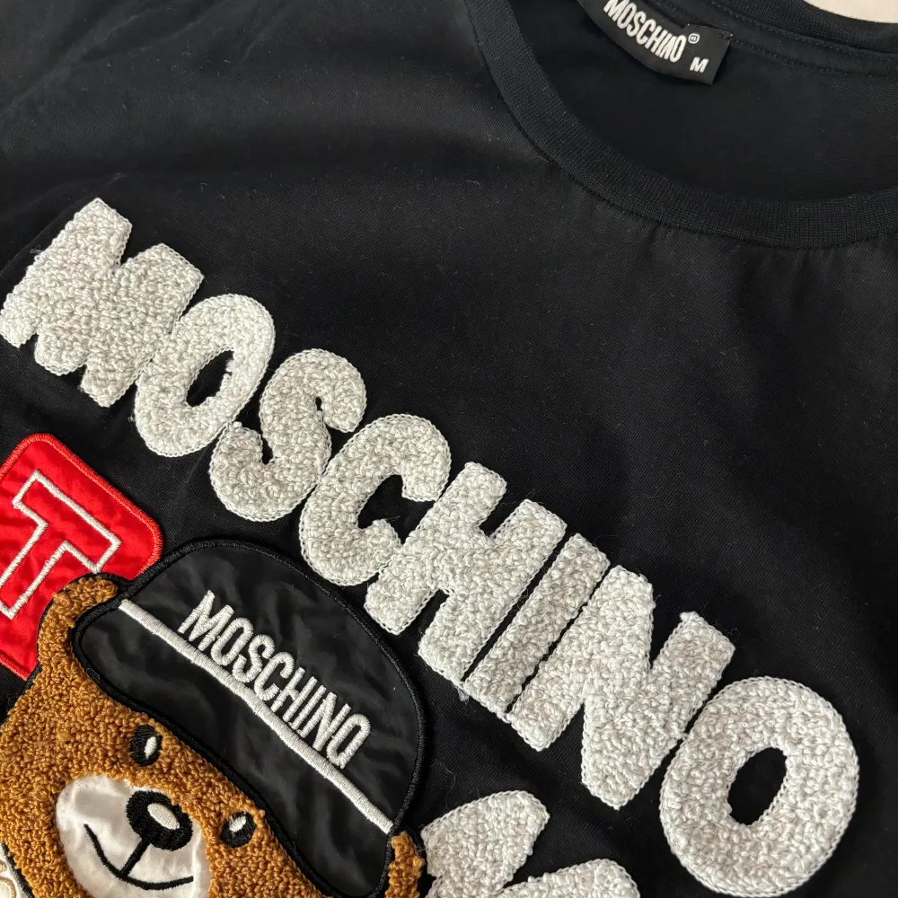 Svart Moschino T-shirt, nyskick endast använd några gånger. Storlek medium . T-shirts.