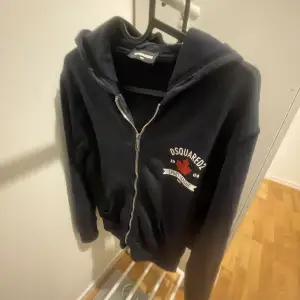 Säljer en dsquared2 ziphoodie i storlek 14y som motsvarar xs/s. Tröjan är mycket bra skick som ni ser på bilderna.