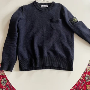 Stone island tröja - Hej säljer min Stone island tröja då jag inte använder den längre storlek o men passar mer m s  