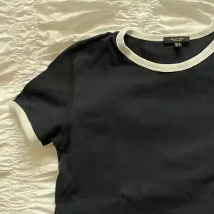 Massimo dutti t-shirt, använd ett fåtal gånger. Svart med vita detaljer 