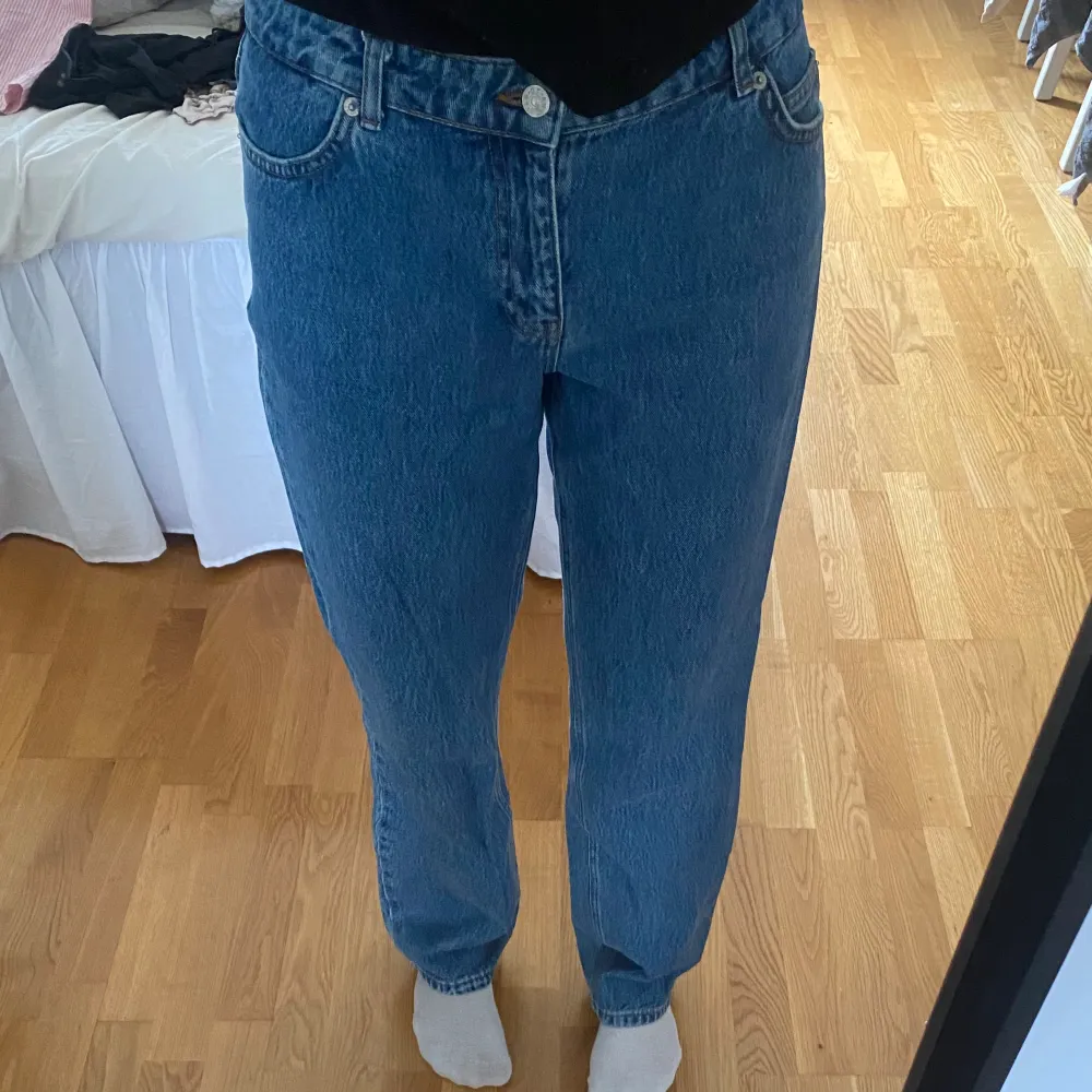 Säljer ett par fina jeans i bra skick, sällan använda då färgen inte riktigt passar mig. . Jeans & Byxor.