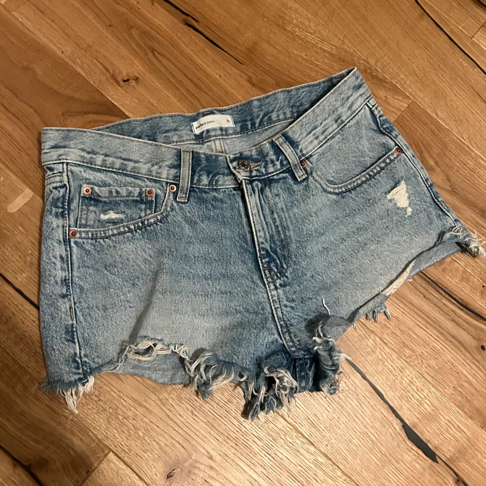 Blåa jeansshorts från ginatricot. Storlek 36 (S). Shorts.