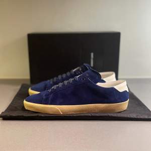 Hej! Säljer nu dessa sjukt snygga blåa Saint Laurent SL/06 skorna. Super fint skick, Storlek 42,5 men passar 0,5-1 storlek större. Tillkommer box & dustbag vid köp. Kan frakta eller mötas upp i Kungälv. 