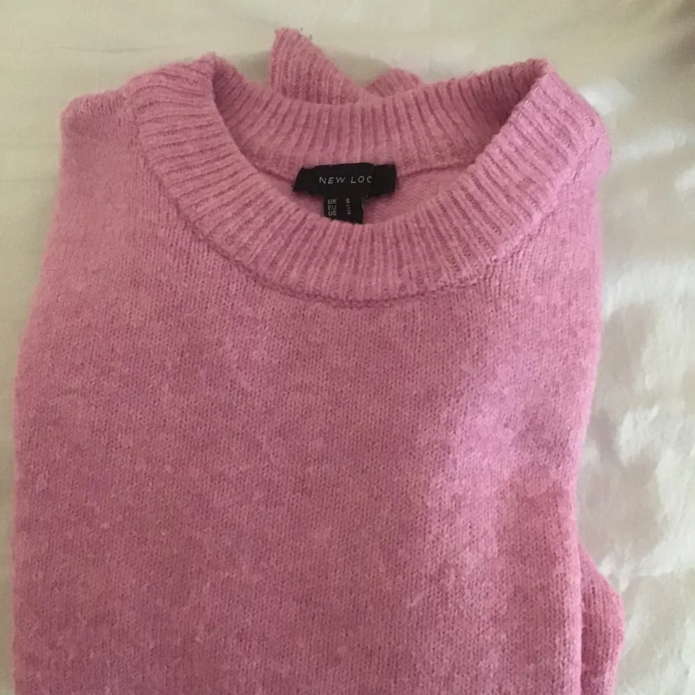 Säljer en superfin rosa stickad tröja (färgen syns på bild 2)🌸 helt oanvänd, väldigt lätt att vika upp ärmarna så den blir trekvarts (se bild 3). Stickat.