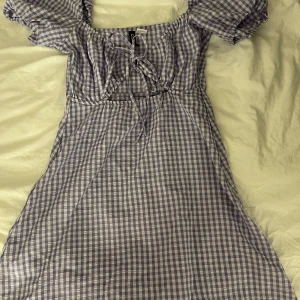 Lila söt klänning - Lila söt klänning från h&m, dragkedja finns på sidan