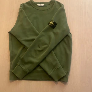 Stone island crewneck - en enkel och stilren SI crew som passar till allt, köpt på cenino och kvitto samt qr kod finns. Finns en liten flaw som syns på sista bilden och därav priset, hör av er för fler bilder eller frågor mvh Tage 