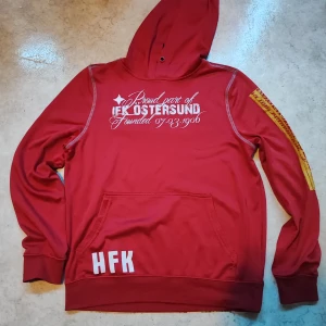 Huvtröja för IFK Östersund - Äldre huvtröja för IFK Östersund.  Väldigt bra skick förutom att själva texten på huvtröja ser lite sliten ut.
