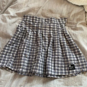 Kjol - Jätte söt kjol från Bershka. Använd typ en gång