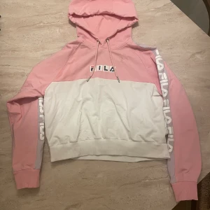 Fila tröja  - Mycket bra skick!  Den är storlek M men passar en S så därför har jag lagt in den som storlek S