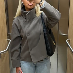 Jacka - Säljer denna gina jackan, använd i två veckor ish. 