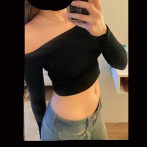 Jätte snygg off shoulder tröja som är köppt på Vinted. Det är ett litet hål längst upp i ryggen på tröjan (se på 3 bilden) men funkar alldeles utmärkt. Det står inte märke eller storlek på den. Men det ser ut att vara en s. 