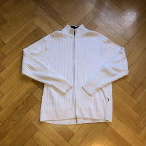 Riktigt snygg vit zip-up tröja från Kitaro i storlek XL. Riktigt bra skick och true to size. 