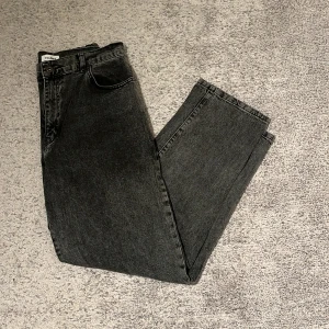 Woodbird Leroy Loose Fit Jeans - Säljer ett par riktigt sköna Woodbird Leroy Loose Fit jeans! Väldigt gott skick!   Färg: Thun black Skick: 9/10