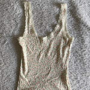 Ett väldigt fint linne med spets som är köpt på Monki 💓 köpte genom Zalando men har aldrig använt den!!💗
