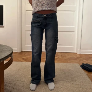 Cargo-jeans - !!lånade bilder!! Jättefina, säljer pga för små💜💜