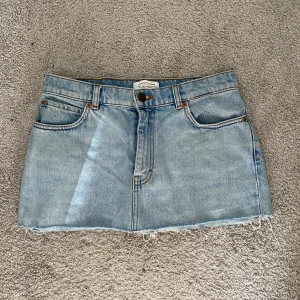 Jeanskjol - Superfin jeanskjol från & other stories, perfekt för sommaren eller solsemester🩷