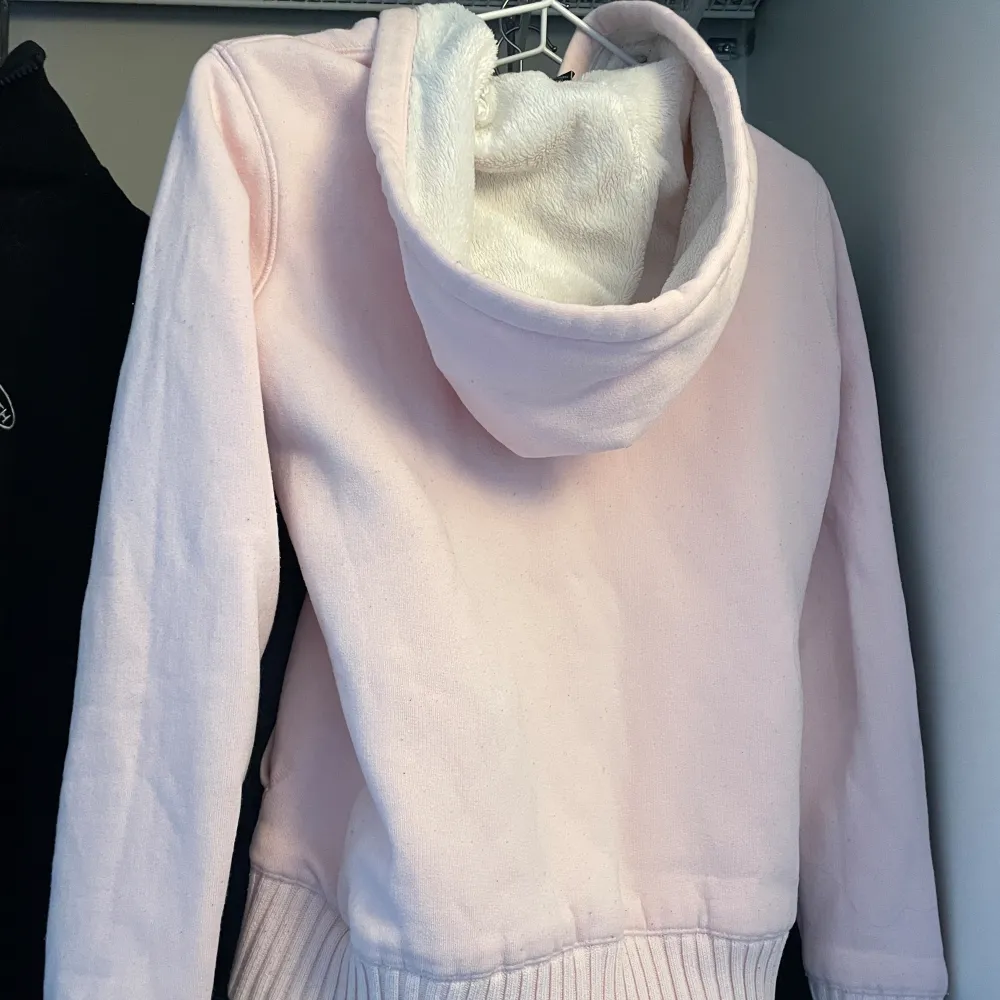 en super söt ljus rosa flis tröja från tommy hilfiger! Har päls på insidan och är super varm!. Tröjor & Koftor.