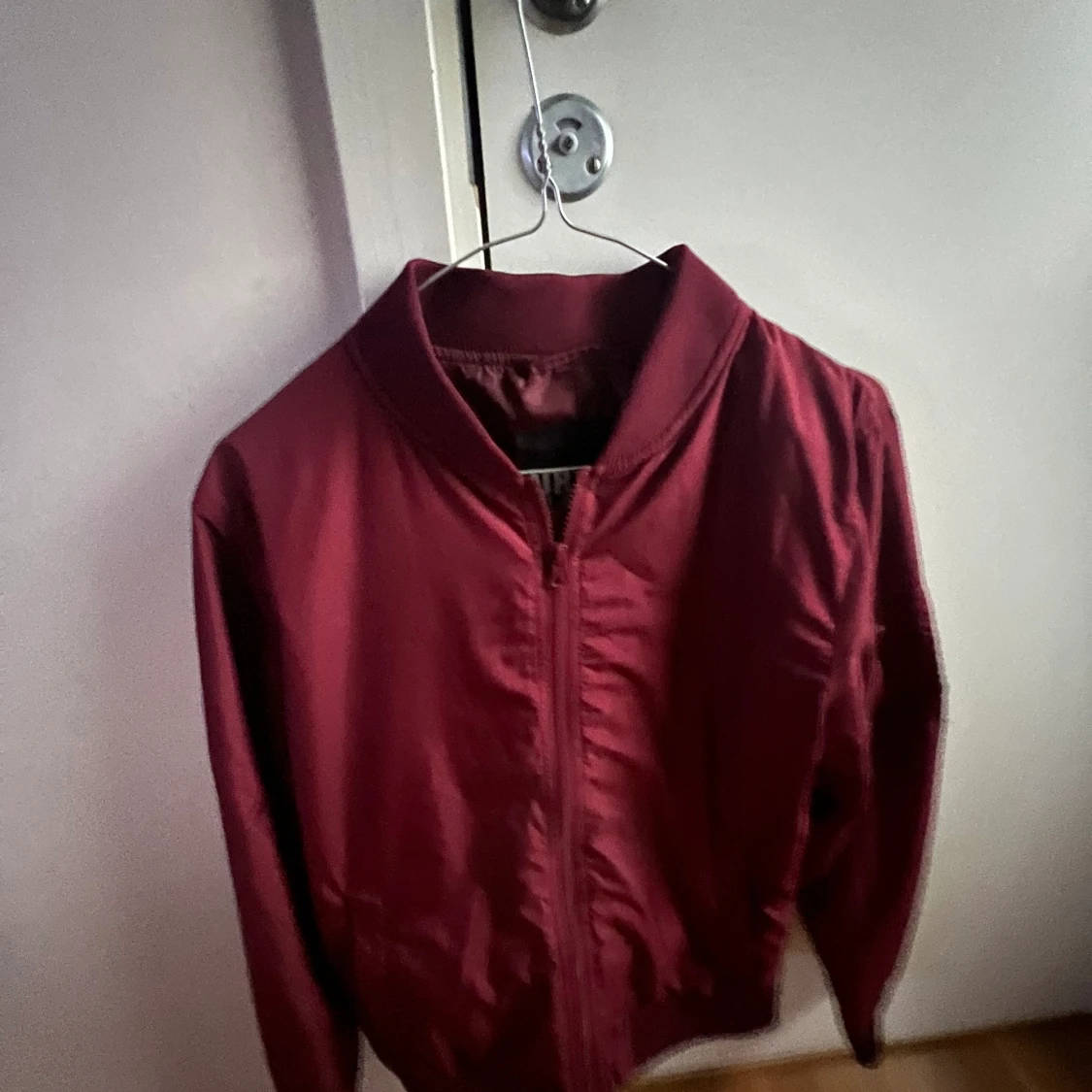 Jacka röd
