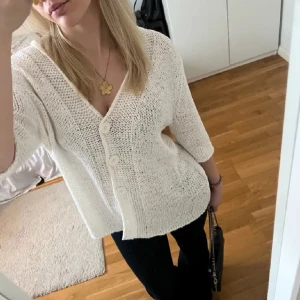 Vit kofta - Supersöt stickad kofta. Säljer då den inte kommer till användning. Perfekt till våren och sommaren!! 💕💕 